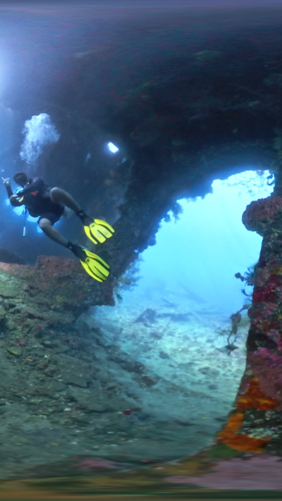 Immersive 360 video in the cargo hold of the Liberty Wreck in Tulamben BALI