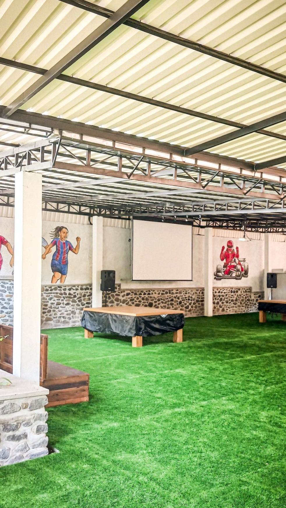 The Corner Sports Bar with pool and 1 giant screen + 4 wall screens just opened his doors in Amed BALI